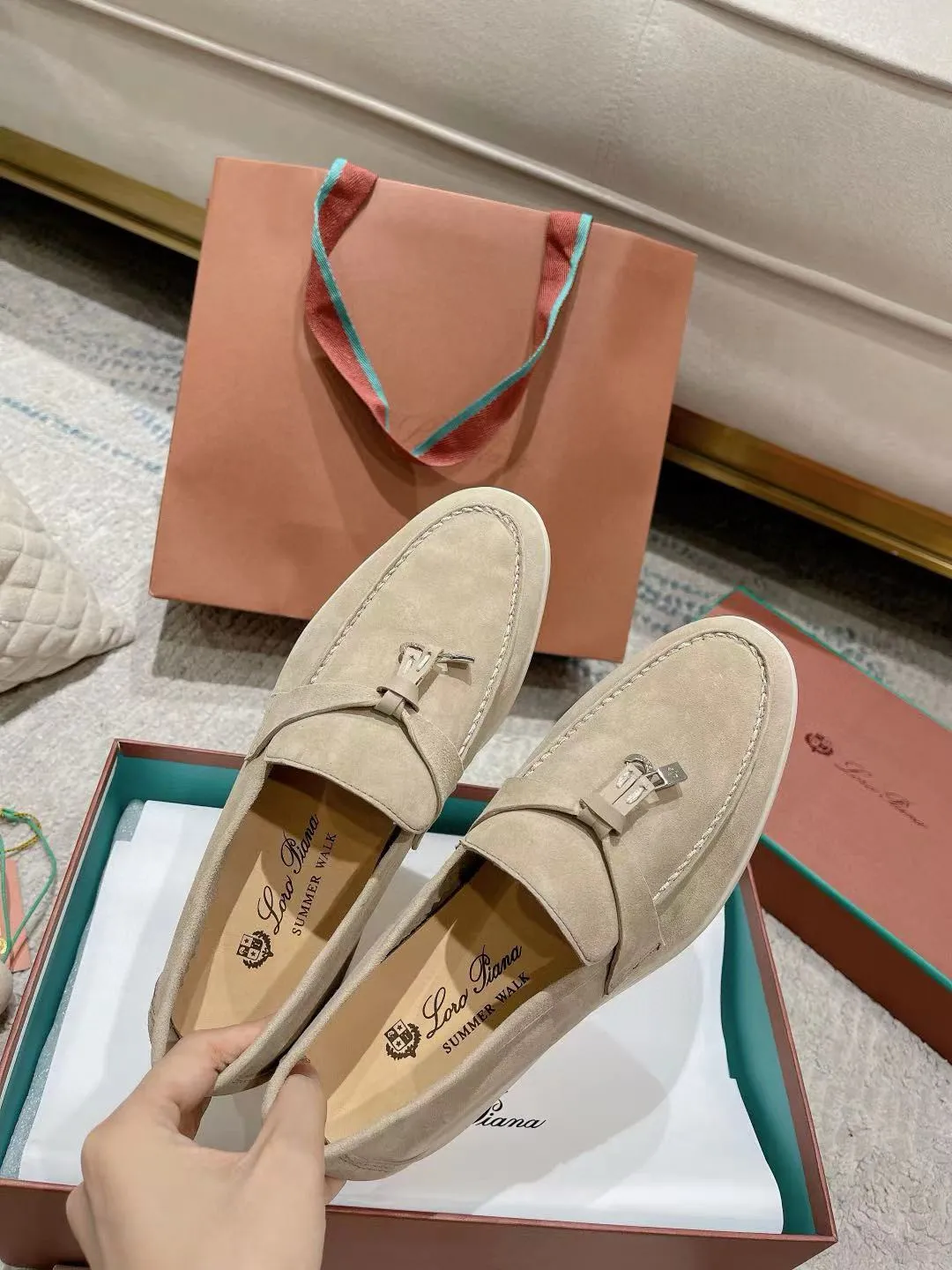 Factory price: 520💰4050 new color. Original purchase, 1⃣️: 1⃣️ folded and developed, Loro Piana professional model to try on feet, quality purchase level, flash sale of common products on the market, welcome to compare, original packaging. Fabric: Imported from Italy🐑High mercerized shearling, Lining: Hand-sewn mark thread in water-dyed cowhide imported from Italy🧵, high-end and elegant. Comfortable on the feet. Size: Women's 35-42 (41, 42) customized, non-returnable, men's 38-45 (46, 47, 48) customized, non-refundable. Fashionable boutiques that you can’t miss, a must-have item